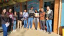 Alunos/Vereadores Jovens entregam exemplares das Constituições Federal e de Minas Gerais e da Lei Orgânica de Pedralva nas escolas