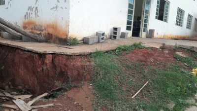 Obra de construção de muro de arrimo ao lado da UBS do Bairro São José